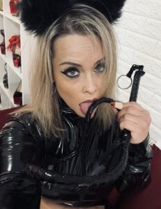 ZoeMesmerizeCATwoman? 🐈‍⬛nah! It’s ZOE wearing BLACK LATEX SUIT N BOOTS🔥图片 2