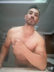Gio_Linares Let's take a shower Pic 6