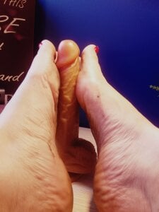 Skylar__Desire POV : YOUR COCK BETWEEN MY FEET Pic 3
