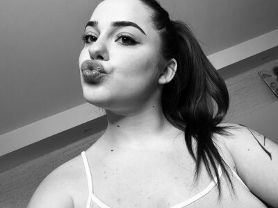 Hottie_miaa Today I have my hair in a ponytail😈 slika 4