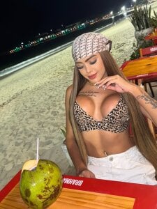 Sara_trans_hot Public Pic 4