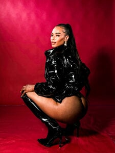 sashamonroe__ Her curves shimmer against her tan skin 🙂‍↔️  7. fénykép