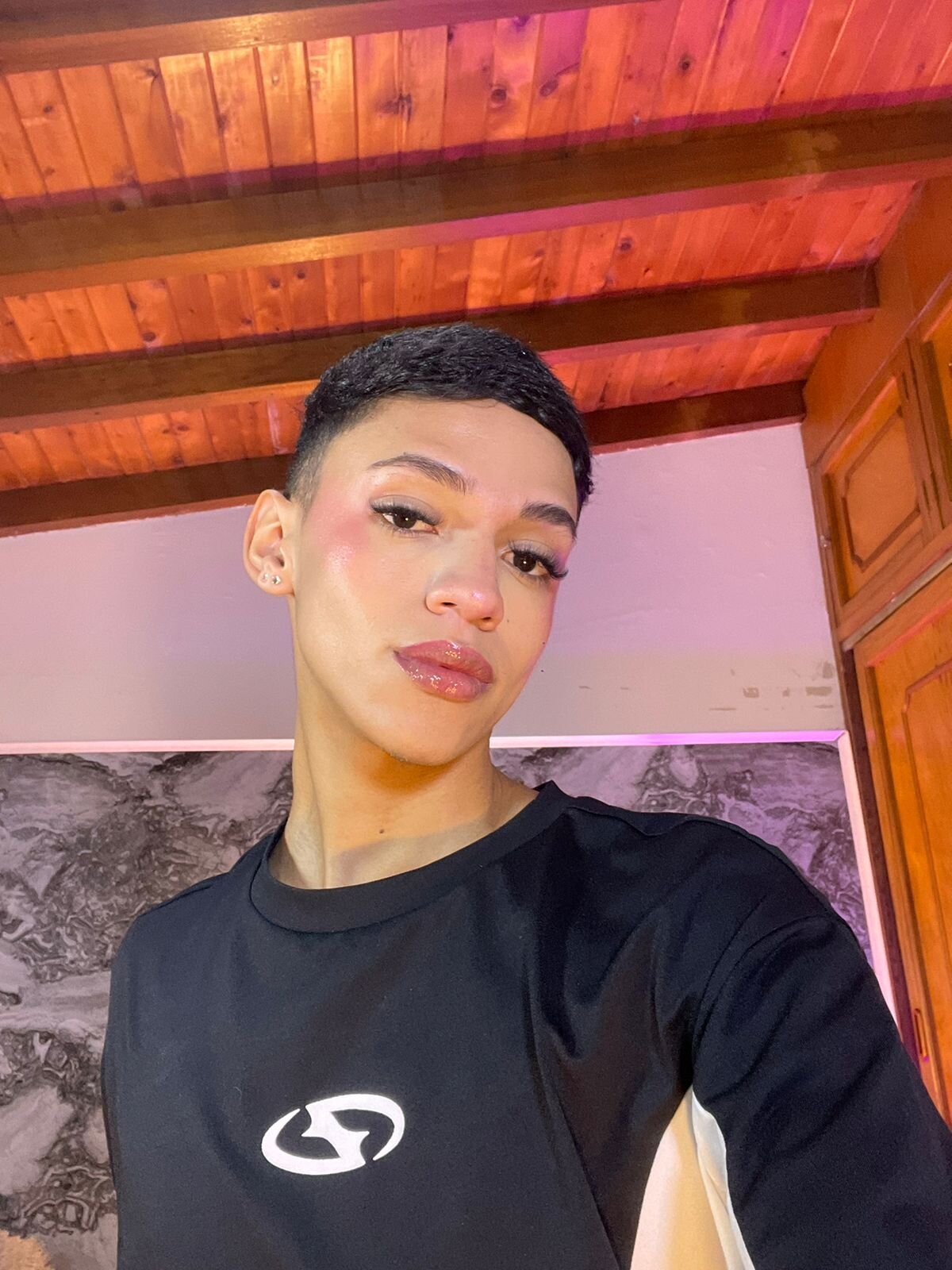 Трендове зображення  7016 BILLY_JAMEES