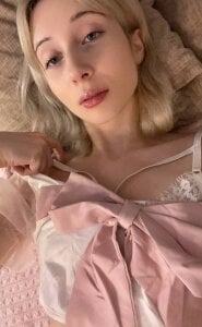 Pinky_poetry Public Pic