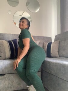 clara_heat Curves that don’t ask for permission 🔥✨💃 Foto 2