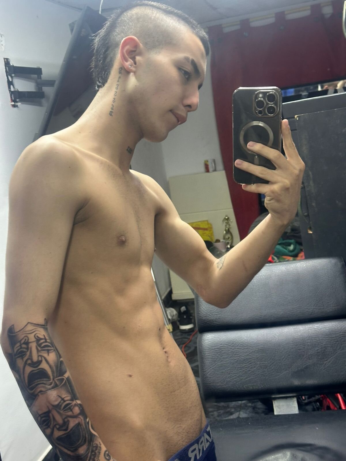 ภาพที่กำลังนิยมของ Dereck_Boy_  6060