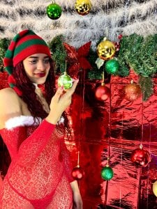 Alisha_Evans_Rs "Holiday magic hits different when I’m around." ✨💄 사진 3