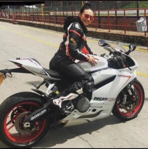 Layla-Wattson WHAT THE MILF LIKES... DRIVING A MOTORCYCLE Foto