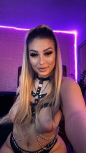 ElizaEnergyX City lights below, fire in my eyes 🔥💗 Pic