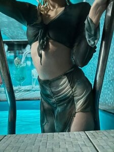 Marry_sharp I'm swimming in the pool, wearing a new swimsuit зображення