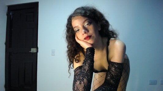 EmmaCowperr Sweet and Sexy Pic 2