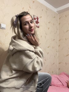 MaryBennetts Tits hide beating under thin skin Foto 3