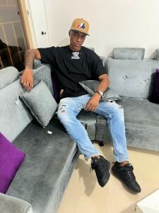 YeremiBrowm casual and sexy always!!! Pic