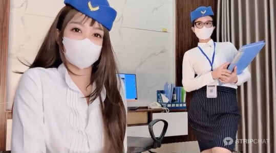 Mono-Stewardesss I know you're busy, but could you please give a tip to these two flight attendants? Immagine 