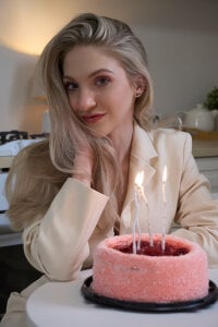 Emilly_Hart Happy birthday 🎉 Fotka 4