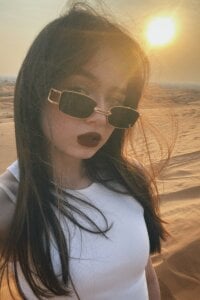 YvonneRobes I love the sand and the sun🥵 Pic 2