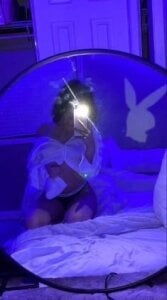 Alice-Monroe: Public ( 2 фото)