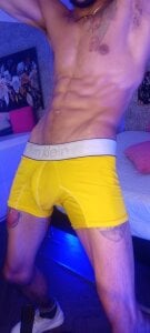 jonas_conor How does yellow look on me? 💛 Immagine  2