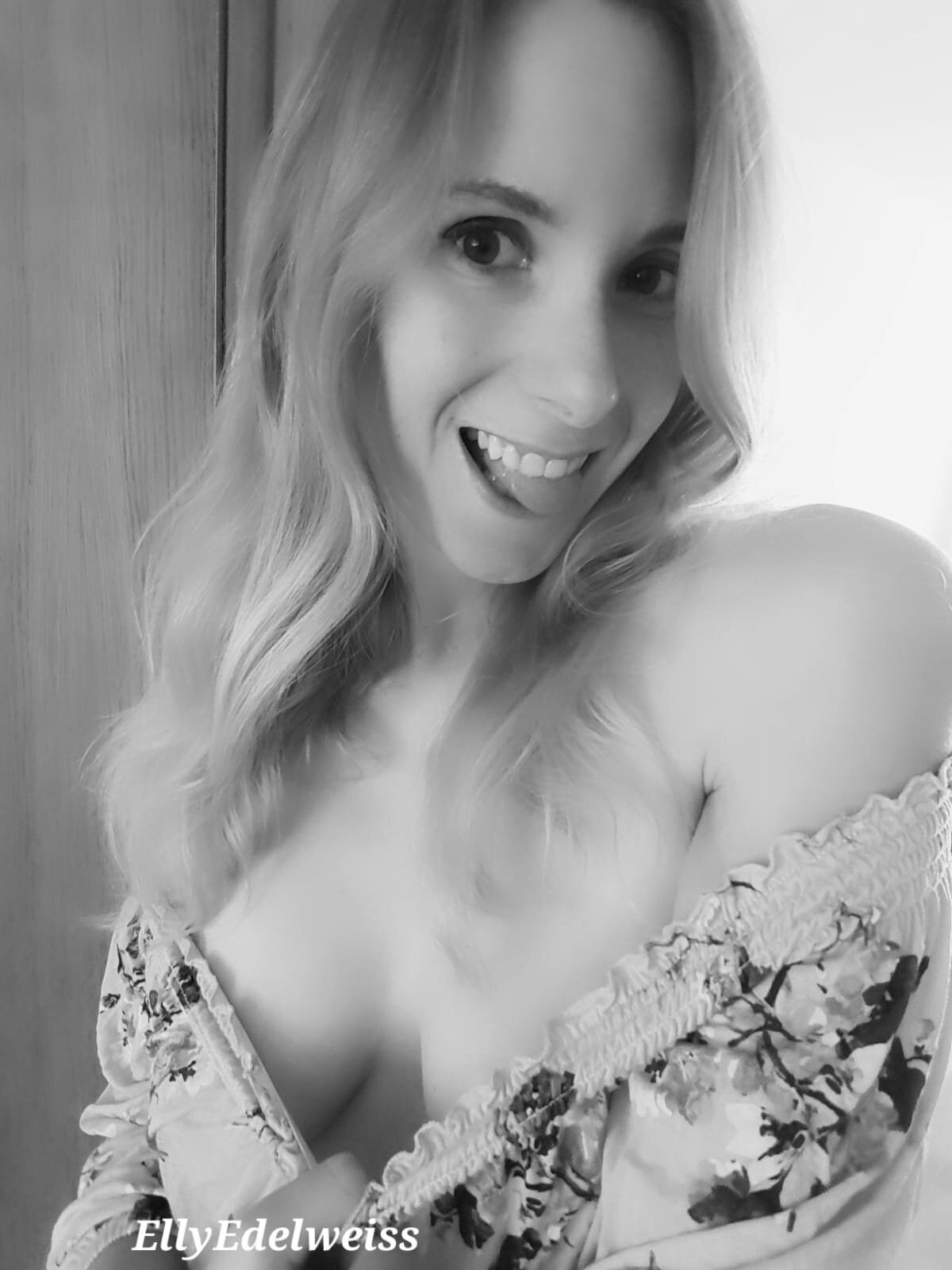 EllyEdelweiss Webcam Show | Stripchat Global
