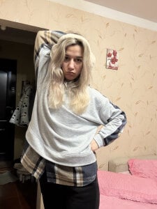 MaryBennetts Tits are shaking in anticipation of your step slika 3