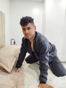 Eros_Kai Public Pic 4