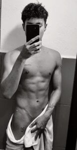 Lyonjared0 A LITTLE HOT Kuva