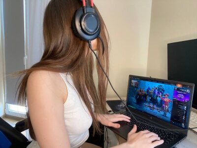 CutieWorm Your Mistress after Gaming slika 2