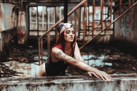 babi_valebetween broken walls and strong curves Bild