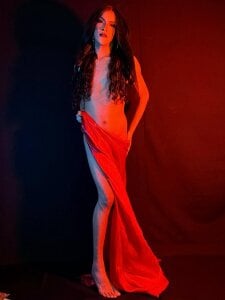 agatha_rodriguez Red queen Pic