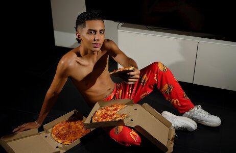 Hot… fresh out of the oven 🍕🔥 od Teo_fox1  3 snímek