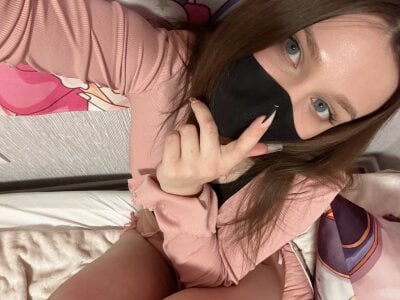 Niki_Hug Public Pic 5