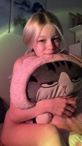 Zdjęcia Lali-Lu Luna’s naked cuddles with Mr. Cat❤️😽:  3