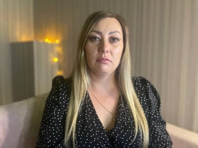 KarenBoobies welcome boys  2. fénykép