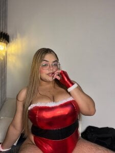 Celeste_Mcs_ Naughty Mamanuela needs attention 😈🎁🔥 Pic