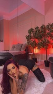 CrystalRedxのmeanwhile 👙の 2枚の写真