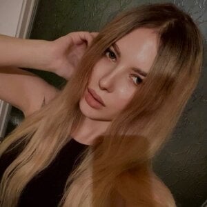 EllaAzianaa Witty and sexy Pic