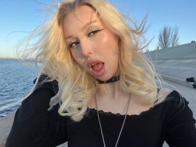 goth__tv sunny Immagine  5