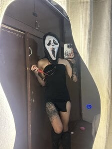 You want me to scare you 🫣 de honey_torres_sub Foto