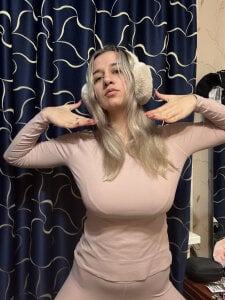 MaryBennetts Tits waiting for the light to go out slika 4