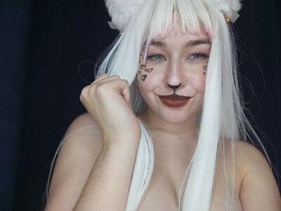 HopeKou Playful kitty Pic 4