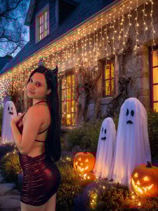 emmars_ Sweet or naughty? 🥵🎃 Pic