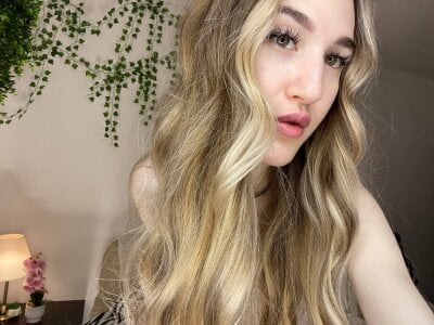 It’s just me, moments, and a little bit of light. ✨ od EvelynRavenwood  2 snímek