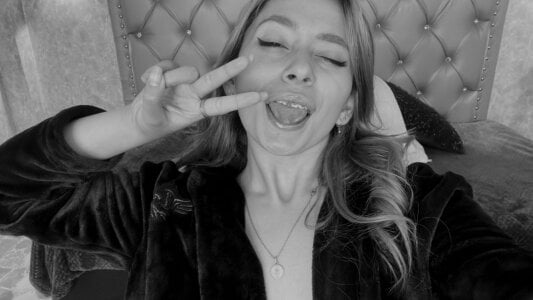 LanaMills_ Black and white Pic 5