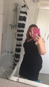 Curvy-Clare-30 Public Pic 6