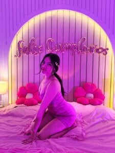 ameliiaa_smith "Birthday, glitter and a little temptation. Stay and celebrate with me." Foto 3