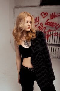 Alexa_Pirs Public Pic 4