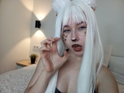 HopeKou Playful kitty Pic 5