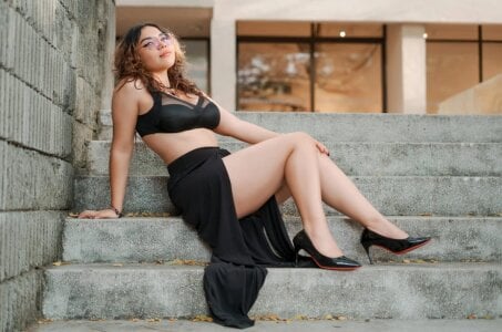 cutiecurvyForeign Public Pic 3