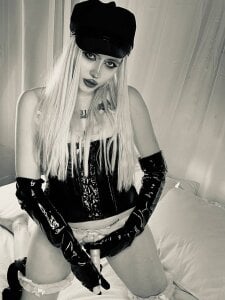 me with a strap-on de rraffaellka  Imagens