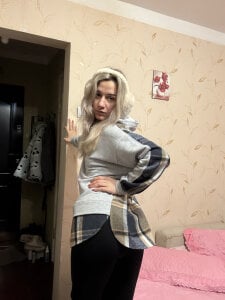 MaryBennetts Tits are shaking in anticipation of your step slika 2